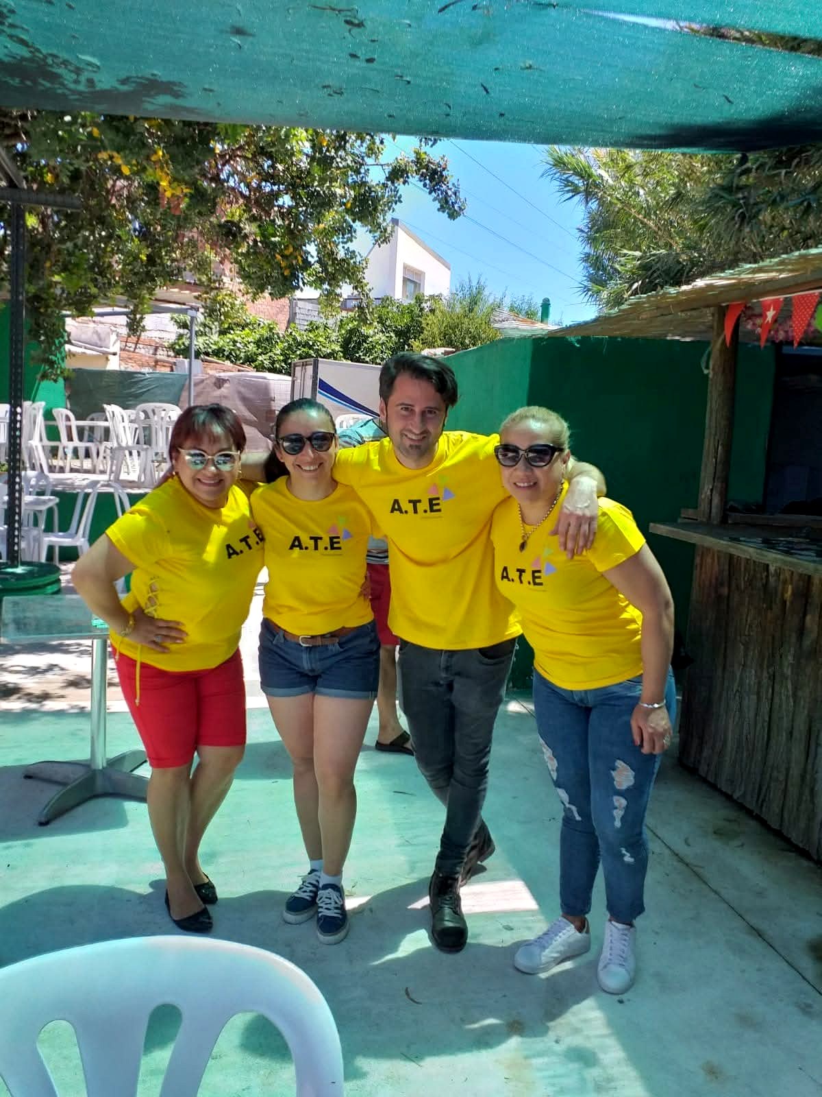 El equipo de A.T.E. Producciones con sus camisetas amarillas