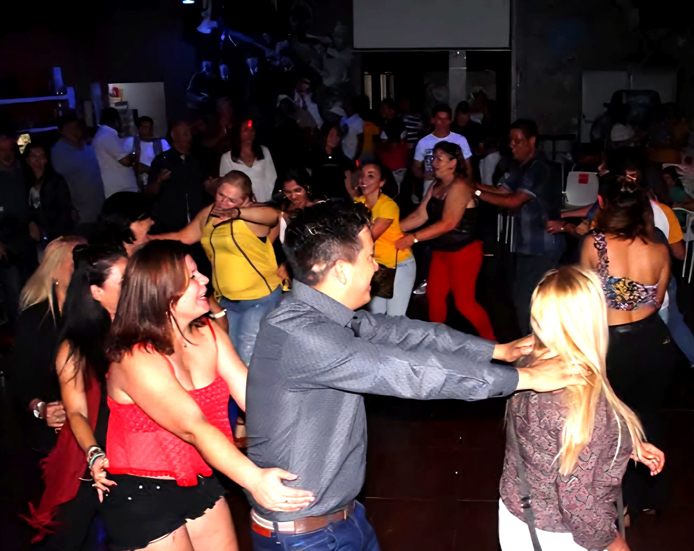 Invitados bailando en un evento en sala cerrada
