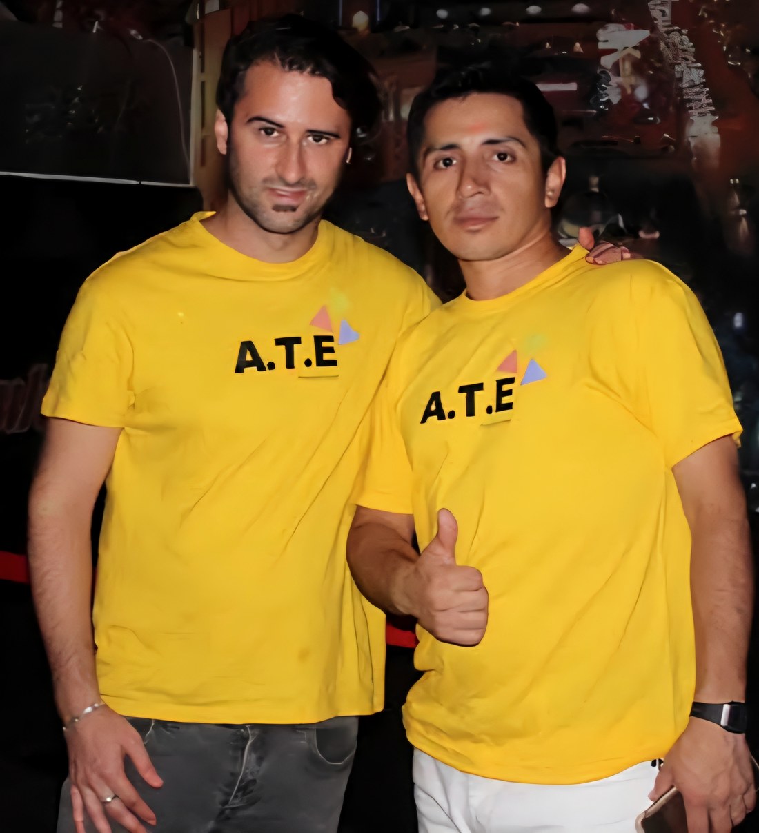 Dos miembros del equipo A.T.E. con sus camisetas amarillas
