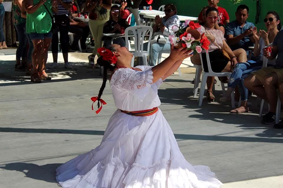 Bailarina de folclore actuando ante el público