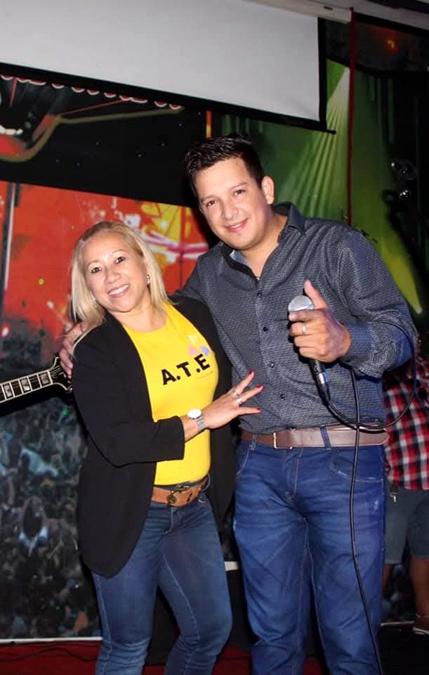 Nelly Jones locutando en directo junto al artista