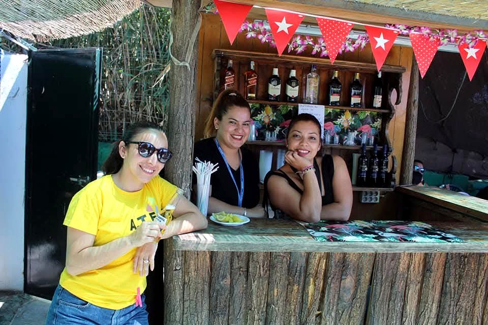 Equipo de barra atendiendo a los invitados